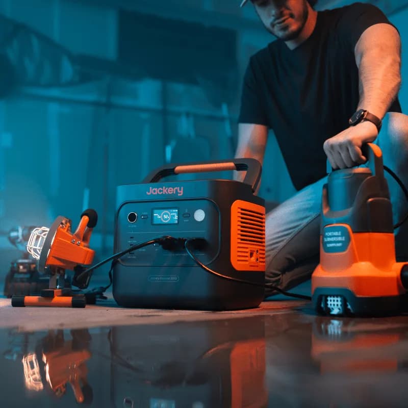 Jackery Explorer 2000 v2 alimentando una bomba sumergible y una lámpara de trabajo en un sótano inundado