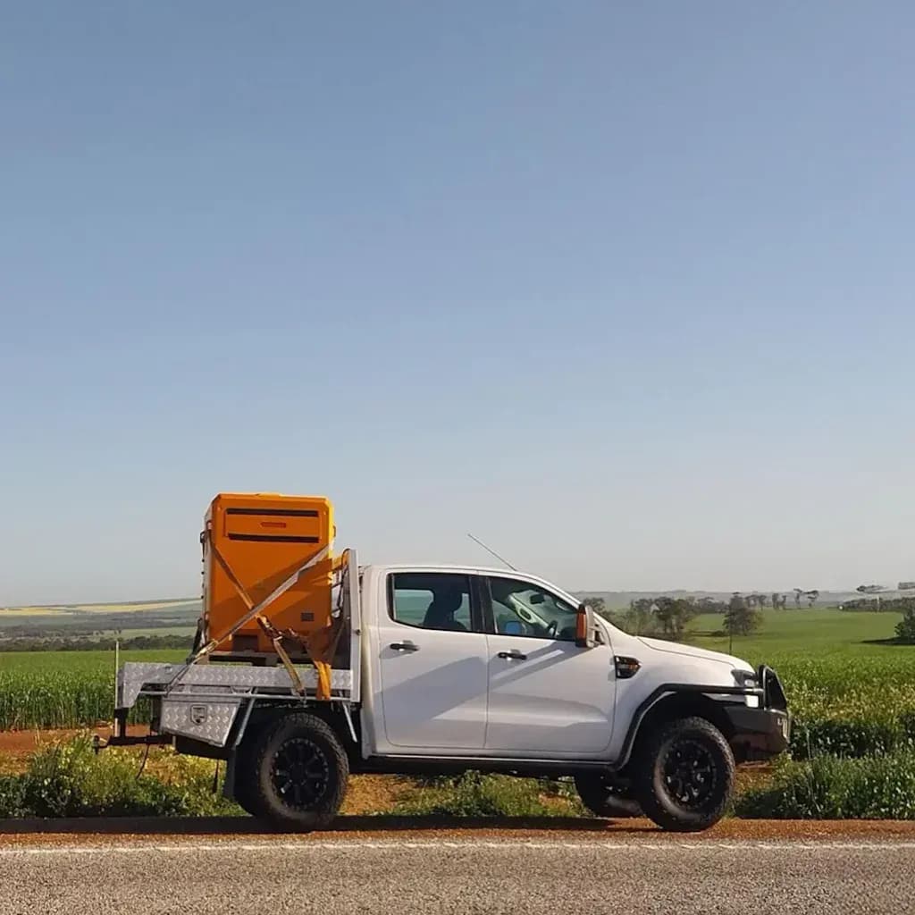 RoyPow 33 kWh montado en una camioneta en campo