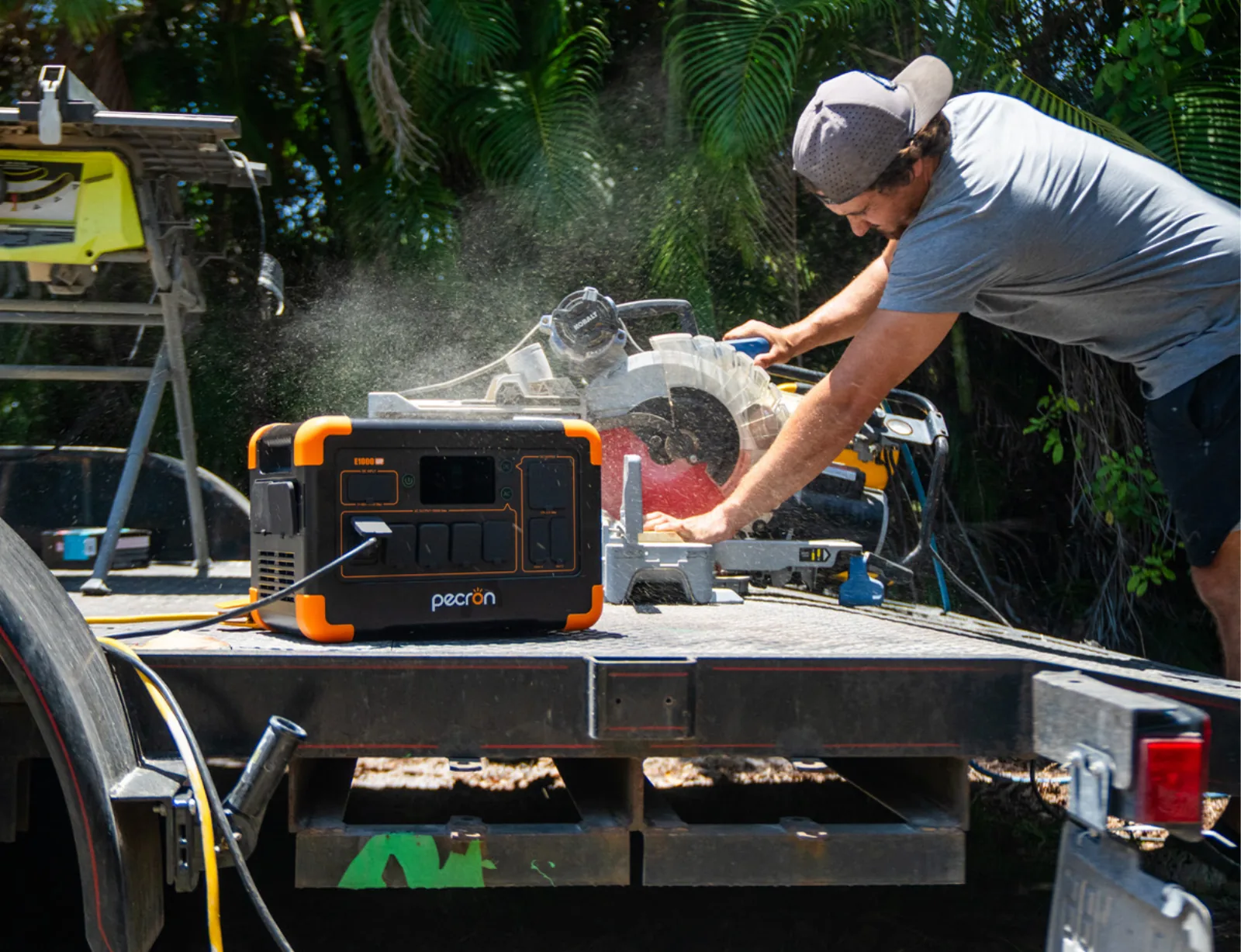 Estación de energía Pecron alimentando una sierra ingletadora en una obra al aire libre
