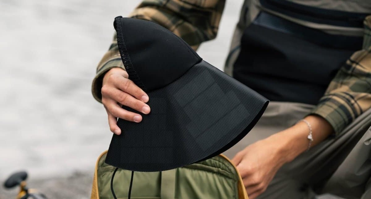 Auriculares portátiles para exteriores, diseño compacto y resistente al agua, ideales para actividades al aire libre.