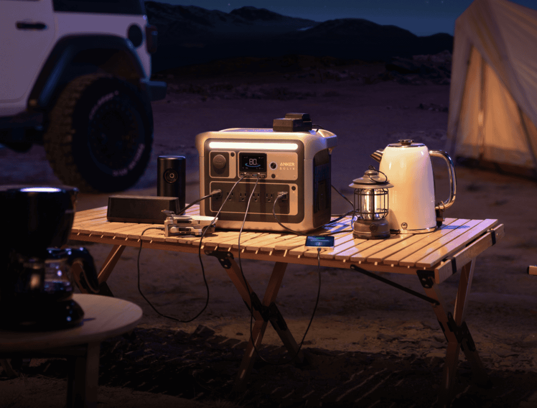Cargador portátil solar Anker en camping al aire libre durante la noche.