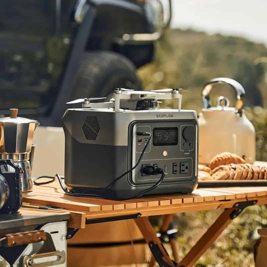 Generador portátil EcoFlow en uso al aire libre con alimentos y equipo en una mesa de madera.